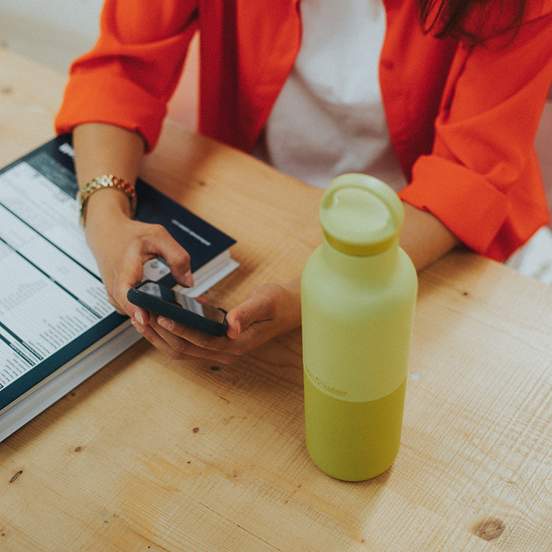 daily-on-the-go-set-j7 20oz_rise_classic_insulated_bottle_acacia_worker_phone_square.jpg