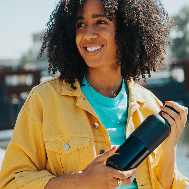 daily-on-the-go-set-j7 20oz_rise_classic_insulated_bottle_black_woman_smile_square.jpg